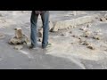 Abdou apparaît furtivement dans cette vidéo. Il a 17, peut-être 18 ans.