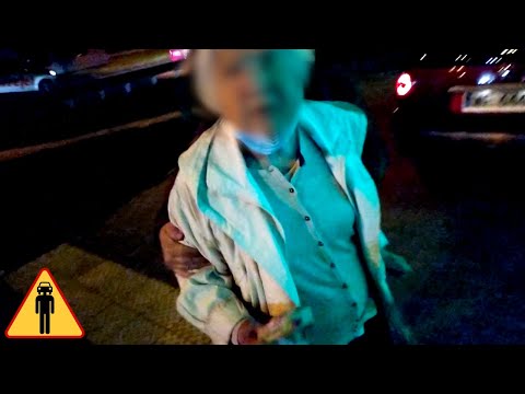 Bojowa babcia straszy sekatorem i chce pobić przechodnia.