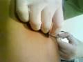 Rosa asiendose el pircing en el ombligo  [!!]