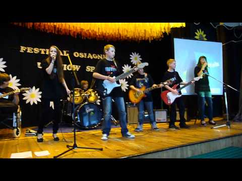 waffels - Występ zespołu The Waffels podczas XV Festiwalu Osiągnięć Uczniów SP nr 8 w Trzebini.