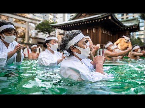 Japan - Tokio: Eiskaltes Wasser soll die menschliche Seele reinigen