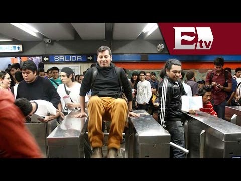 del - Jóvenes brincan torniquetes del Metro en protesta del aumento de la tarifa / Enrique Sánchez 8 diciembre 2013 Varios jóvenes brincan torniquetes del Metro en...