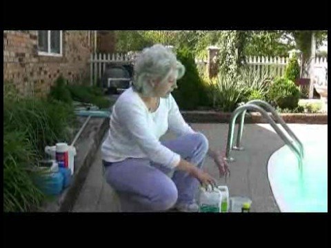 video-linktoworks-Removing Algae From a Swimming Pool : Treating...