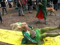 jet� d'une fille dans la boue habill�e en tutu
