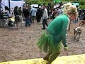 jet� d'une fille dans la boue habill�e en tutu
