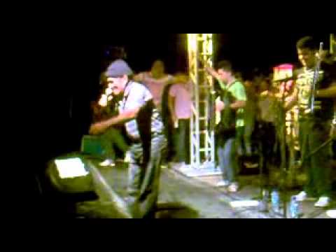 Palco desaba durante apresentação de Chico Lopes e banda Aquárius