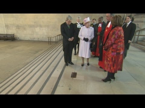 Nelson Mandela dead - The Queen reacts to his death