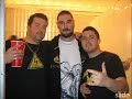 Bom bom bom esto no es una escusa amigo,rimando fuerte y sacando amor a mi estilo,vamos ven comunica con satan.Digeety digeety tanen el clan.¿que haces en el suelo tirado? levanta esacara, a mi nadie me para para para apartatede mi camino, hip hop suave, soy kase.o y tulo sabes.Rompo cabezas, lo siento te toka,ponte delante de mi porque arraso con laboca, mis rimas buenas, son malas ¿tu queopinas? fantasticas, sadicas, bestiales,asesinas, la violencia esta por mediosiempre, cállate ya porque todo lo que dicesmientes, mejor que tu es nada porque erespaz inversa, el rikardo esta en la mesa.Jose y su revolución siguen arriba, noimporta lo que la gente diga no aceptamoscriticas, soy kase.o y estas rimas van para ti,he cogido el micrófono, lo he cantado y sigoasi asi asi de base instrumental unordenador ri riki rikardo es el productor, y sialguien le molesta que se joda, siencuentras una mierda te la comes toda, yono creo ser el mas duro de los MC´s pero nopuedo meter un tako entre parentesis,mucha gente dice que los ha visto mejores,esta es mi respuesta tu me sudas loscojones.Lo hago por pasar el rato, takosbaratos hervidos en un plato la polemicadesatan un mazo a la policia y al empresariohay dinero para pijos pero no para misalario. y ahora vibra con la tentación, uncañon, un gatillo grrrrrrrrrEste es mi atake este es mi jakemate.escapa, hulle si puedes antes de quete atrape, rimo y no rimo por rimar tengo unadjetivo y esque este movimiento siga vivo.SCRATCH by rikardoIntro intro introducción hacia dentro nunkasalgas del salon aki estoy rimando para ti ylos idiotas 1993 esta es tu cara yo soy de LaJota, nunka olvides esto porque puedo serde otro barrio y por eso me molesto enseñalarlo en subrayarlo, en seleccionar laspalabras para luego rimarlo y dar con larespuesta para idiotas como tu dibididibidibom dibididibidi bom bom bom en el suelotirado, nadie te recoge porque ya estasakabado.Rikardo esta en TECNO con lasangre y en la mesa sorpresa (SCRATCH)chupate esa.Si ahora se me oye mejor que antes esgracias a mi y no gracias a otro farsante yahora parate estas rimas que te lanzo a lacara esfuerzate esfuerzate y no puedessuperarlas, y ves que se te inflan las venasdel cuello, el trance esta mal asi queapartate del medio, rimadores absurdoscaen a mis pies, caen derrotados sin opcióna vencer, una imagen en mis manos y unmicrófono entre ellas, tápate los oidos si noquieres ver como entran en tu pequeñocerebro, no puedes pasarme asi queapartate del medio, soy el poseido de laciudady cuando entro en trance ya nadie mepuede parar, vengo rimando fuerte soy eldiablo de La Jota, kase.o rimando para losidiotasSCRATCH by RikardoSoy lo suficiente cojonudo como para pegateun tiro y quedarme tan trankilo asi debien.Soy el diablo de La Jota que ha venidoa por ti, coge las maletas que nos vamos avivir alli, en el infierno, se esta muy bien, allílos asesinos de 100 en 100, y si tu tienes lacabeza encima de los hombros, ten muchocuidado no te la meta en los escombrosadoro la sangre, porque es lo que me gusta,llamas a tu madre porque ya nada te asusta.Te llaman ahora mismo por la manera que tebuscan es como un tiro en la cabeza yquiero ver que tal te sienta.Perdona limpiate la sangre de la cararecibiendo la primera ostia de un almaendiablada, mira hijo de puta piensas menosque una moska, ¿quieres que te afeite lacabeza de una ostia?Paso de skin heads, paso de Fachas, Kase.orimando para las cucarachas grrrrrrSCRATCH by Rikardo