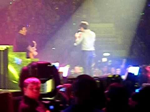 Jonas Brothers, Much better, Newcastle Metro Radio Arena, Joe putting on the santa hat