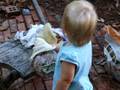 videos de Viva Calliope Plays with Diapers in the Wind