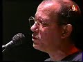 Se ha perdido la oveja negra,la oveja negra.Se me ha ido para las piedras,para las piedras,a ese pasto que queda arribade la montaña, cerca del sol,¿o estará buscando otra oveja de su color?Se ha perdido una oveja.Es la misma oveja oscura que de nocheno se ve bajo los rayos de la luna.Es la misma que se atora en los barrancos.Es la misma que anteayer maldijo el cura.Ahora es la maldición de mi rebaño.Ahora es la incertidumbre de mis hijos.Ahora es cuanto hay de triste en estos añosporque el padre por su boca la maldijo.Se ha perdido una oveja.La mañana vendrá temprano,vendrá temprano.Estaré para echarle mano,echarle mano.Romperé con su mal ejemplopara el rebaño que manda Dios,porque el pasto de mis ovejas lo siembro yo.Se ha perdido una oveja.