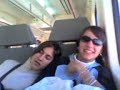 Petu&moni&mochi, intentan mimir en la renfe..