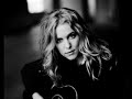 Sofia Karlsson - Du liv...Text: Dan Andersson Musik: Sofie LivebrantDu liv, vad du ändå är ensamt armt,mot den dröm vi drömde om dig!Och dock ha vi älskande ärligt och varmtsått rosor vid villande stig. Sått rosor, sått med vår bäste vän,att vattnas av dalarnas dagg -men gingo en höstdag den vägen igenoch blödde av nässlor och tagg. Du liv, vad du ändå är ensamt långt,när du växer i skuggans ljus!När knopparna torka och hava det trångtbland kullar av sollöst grus. Du sjunger oss sånger att sorg är kort,låtsar trösta när sol går ner -men hav dina visors buller bort,jag orkar ej höra dem mer! Här somnar en man från sitt eget ve,här slutar ett djur sin strid -du liv, det var allt du hade att geoch detta är dödens frid.