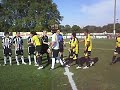 saludo entre los jugadores y los árbitros