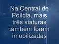 Mulheres secam pneus de viaturas da PM