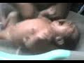ba�ando a un bebe