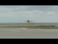 Camarógrafo grabando demasiado cerca a Jet militar