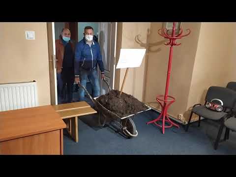 Taczka z obornikiem dostarczona do biura PIS – Piotrków