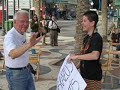 Un abrazo al día da alegría. Abrazos gratis. Alicante