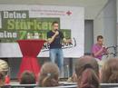sebastian fuchs und gabriel hahn unterst�tzen die aktuelle kampagne des jugendrotkreuzes mit ihren beats! zu drei verschiedenen b�hnenzeiten konnten morgens, mittags und abends die kampagne vorgestellt und f�r jrk-typische stimmung gesorgt werden. eingeladen waren auch die politiker ingo rust (mitglied des landtages, spd) und josip juratovic (mitglied des bundestages, ebenfalls spd), sich zur situation von kindern und jugendlichen zu �u�ern. die beiden politiker zeigten sich von der kampagne begeistert. ingo rust versprach, eine wunschleinwand mit farbigen kinderhandabr�cken im landtag in empfang zu nehmen. ebenso interviewte ingo rust auf der b�hne kinder und jugendliche und befragte sie, was ihnen druck bereitet. josip juratovic und ingo rust hoben insbesondere die bedeutung der schule hervor und versprachen, sich f�r den bereich des schulsanit�tsdienstes stark zu machen.