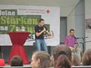 sebastian fuchs und gabriel hahn unterst�tzen die aktuelle kampagne des jugendrotkreuzes mit ihren beats! zu drei verschiedenen b�hnenzeiten konnten morgens, mittags und abends die kampagne vorgestellt und f�r jrk-typische stimmung gesorgt werden. eingeladen waren auch die politiker ingo rust (mitglied des landtages, spd) und josip juratovic (mitglied des bundestages, ebenfalls spd), sich zur situation von kindern und jugendlichen zu �u�ern. die beiden politiker zeigten sich von der kampagne begeistert. ingo rust versprach, eine wunschleinwand mit farbigen kinderhandabr�cken im landtag in empfang zu nehmen. ebenso interviewte ingo rust auf der b�hne kinder und jugendliche und befragte sie, was ihnen druck bereitet. josip juratovic und ingo rust hoben insbesondere die bedeutung der schule hervor und versprachen, sich f�r den bereich des schulsanit�tsdienstes stark zu machen.