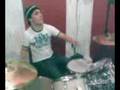 Criança brincando na batera