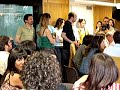 NoSomosNadie-despedida: Lanzamiento de caramelos