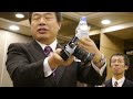 RT @thisistanaka: OM-D E-M5にペットボトルの水をじゃぶじゃぶかけるパフォーマンス。やってるのはオリンパスの小笠原さん、よぉーっ、千両役者。ちなみに、OM-D E-M5の防塵防滴性はE-5と同等とのこと。YoutTubeより。http://t.co/RmGKlFQ3
