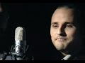 a obra de noel rosa � a absoluta inspira��o para este espet�culo de m�sica feito por artistas curitibanos. marcio juliano (voz), s�rgio albach (clarinete e clarone), ale age (viol�o e guitarra), gabriel schwartz (bateria e flauta) e marcelo torrone (piano e teclado), interpretam 16 das 259 composi��es do poeta da vila. 

al�m de apresentar obras consagradas como feiti�o da vila, conversa de botequim e �ltimo desejo, o roteiro tamb�m mostra can��es desconhecidas do grande p�blico, como est�tua da paci�ncia e seja breve. cl�ssicos como filosofia, feitio de ora��o e as pastorinhas, tamb�m fazem parte do repert�rio. 

cada show conta com a presen�a de uma cantora convidada que divide o palco com os m�sicos em duas can��es, mas a participa��o mais inusitada � a da cantora aracy de almeida que, por meio de grava��es em off, colore a apresenta��o com coment�rios bem-humorados sobre o amigo noel rosa. 

dire��o musical: s�rgio albach / dire��o c�nica: marcio abreu / produ��o: marcio juliano / realiza��o: companhia ilimitada
