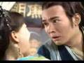 得意地笑