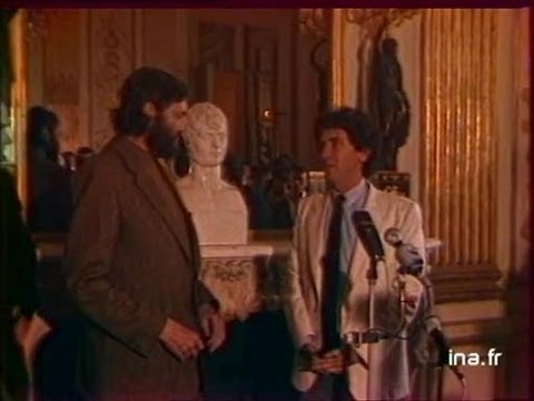 milan kundera - 1er juillet 1981 Naturalisation française des deux écrivains étrangers : l'Argentin Julio CORTAZAR et du Tchèque Milan KUNDERA. Déclaration de Julio CORTAZAR...
