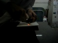 (uploaded by HoloCoCos)&nbsp;Acendendo papel com a pederneira