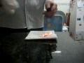 (uploaded by HoloCoCos)&nbsp;Acendendo papel com a pederneira