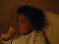 ikiki comiendo banana