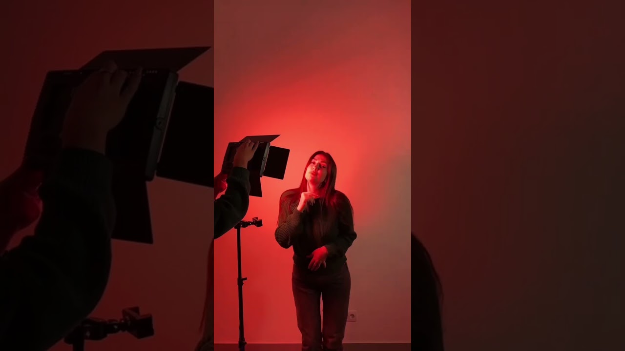 Профессиональный постоянный видеосвет LUX100 VL-3 RGB с направлением освещения 29х17 см + штатив 2.1м Профессиональный постоянный видеосвет LUX100 VL-3 RGB с направлением освещения 29х17 см + штатив 2.1м