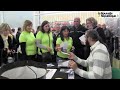 s�bastien chabal �tait jeudi � niort � l'occasion de la 85e foirexpo dont le double th�me est le rugby et l'australie, pour rencontrer ses fans et signer des...