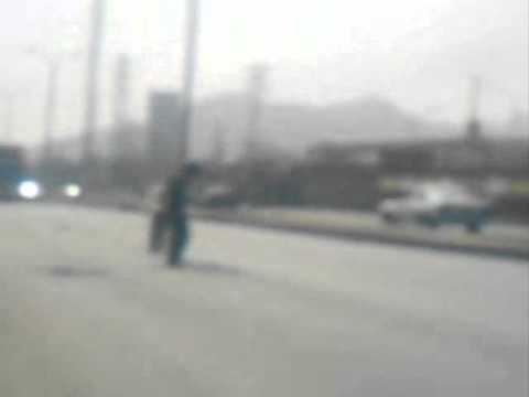 Un hombre arriesga su vida parchando huecos en la Carretera Central
