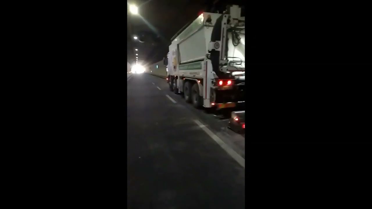 Escavatore a risucchio con Lavaspyra: Lavaggio strada in galleria
