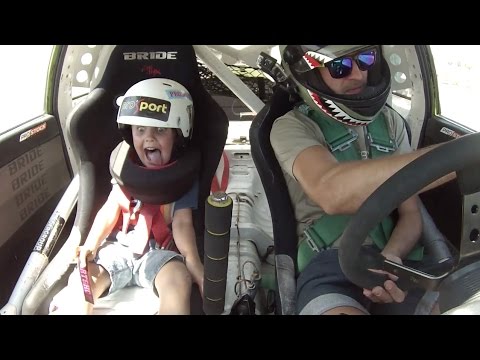 Padre e hijo disfrutan del drifting