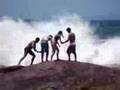 Tsunami - Mocreia e 3 babacas se fodendo ao cair nas pedras