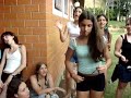 Meninas cantando (;