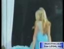 carmen electra falls on runway