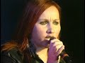 Amber-performs-accus