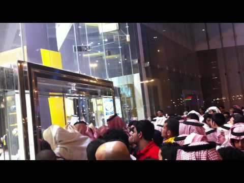 افتتاح متجر نادي النصر .. وتدافع جماهيري كبير للدخول