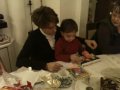 Maximilian packt Weihnachtsgeschenke aus