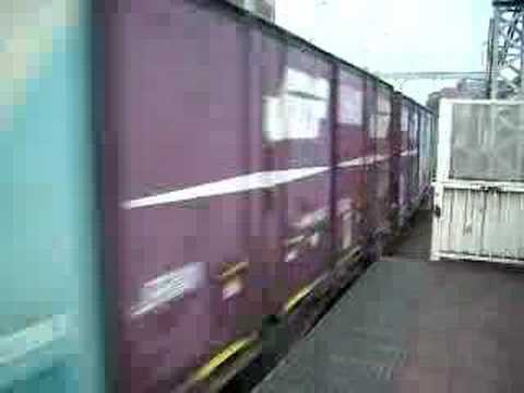 EF65牽引コンテナ列車と根岸線209系 Container Train,209 Negishi Line Train