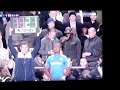 Snubbe i publiken borstar tänderna under Chelsea - Manchester United