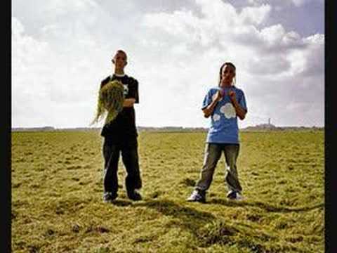 schat - Jij weet dat, dat ik van je hou, van je hou mijn schat, met jou aan me zij kan ik alles aan. Dus vat je dat, dat ik jou nie meer laat gaan. Mijn schat. Met j...