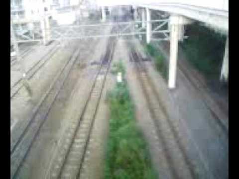 朝のJR町田駅、下り電車が１本走る