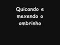 quicando e mexendo o ombrinho